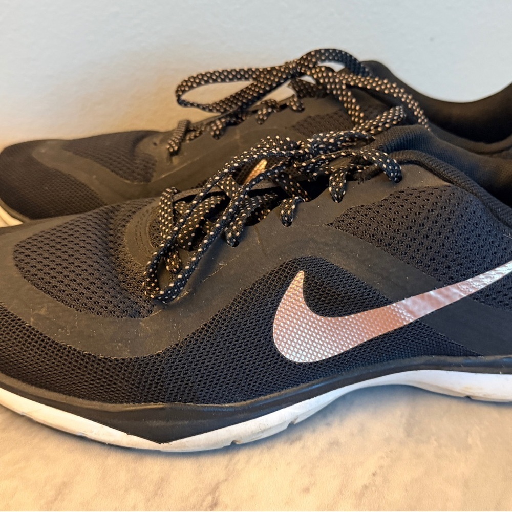 Nike Women’s Running Shoes – Black / Rose Swoosh – Size US 9 - Picture 3 of 7